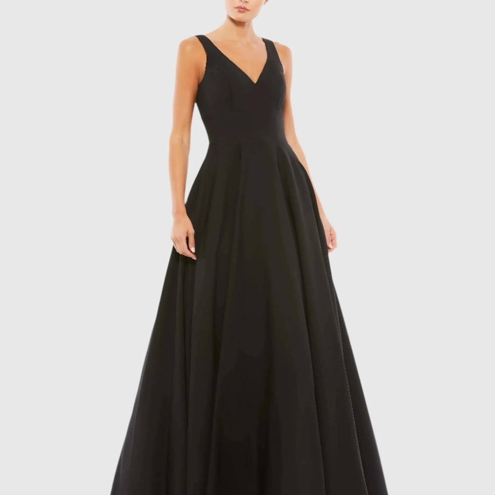 Mac Duggal Black Classic Full Ballgown Dress Sleeveless V neck. Pockets. sze 12 - Picture 3 of 7